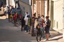 Pessoas na fila da agência da Caixa, em Campo Grande, para receber o auxílio de R$ 600,00 e o Bolsa Família - Cariacica/ES(Vitor Jubini)