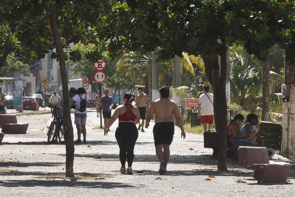 Vila Velha - ES - Praia da Costa. Prefeitura de Vila Velha publica decreto restringindo permanência de pessoas em espaços urbanos.