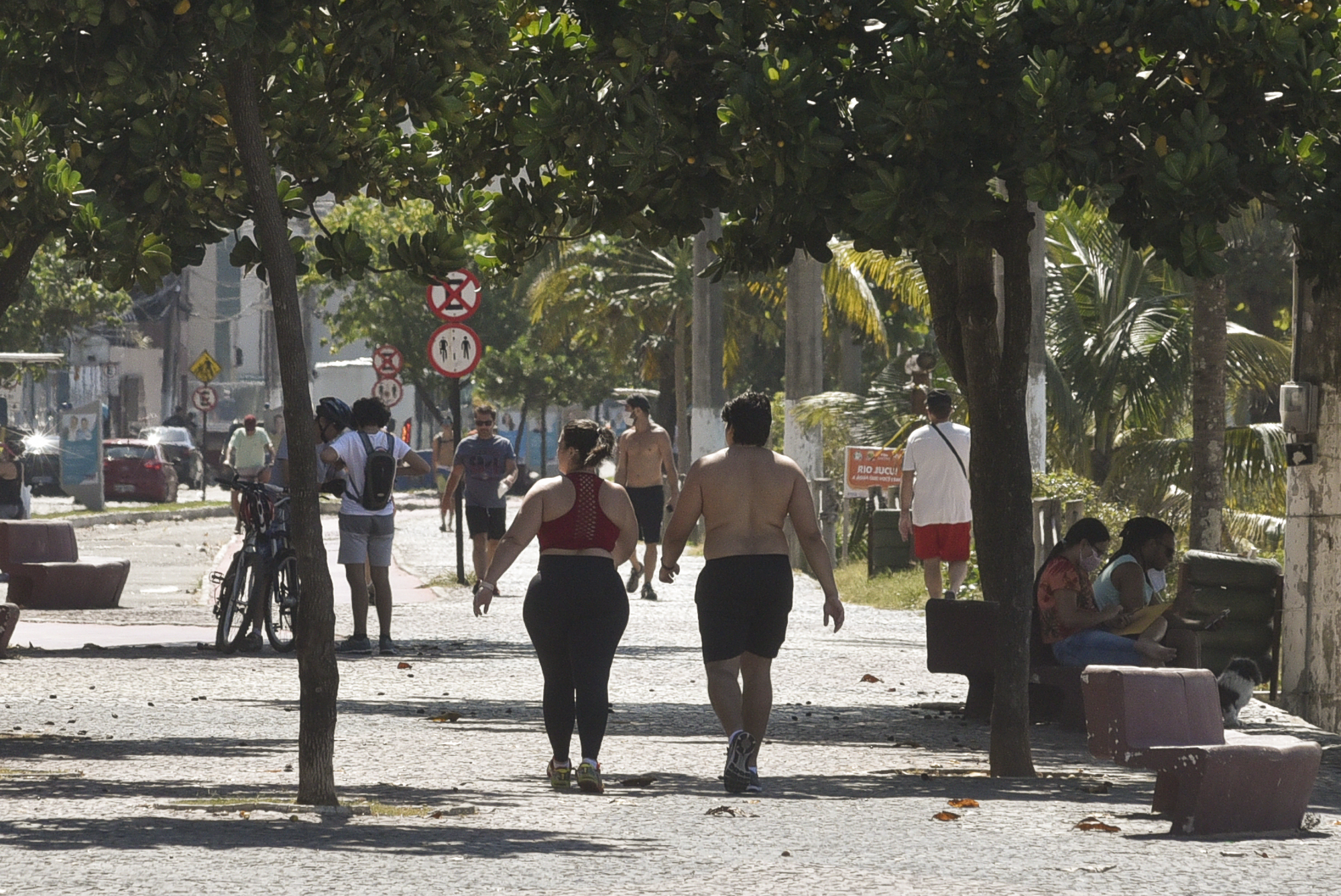 Vila Velha - ES - Praia da Costa. Prefeitura de Vila Velha publica decreto restringindo permanência de pessoas em espaços urbanos.
