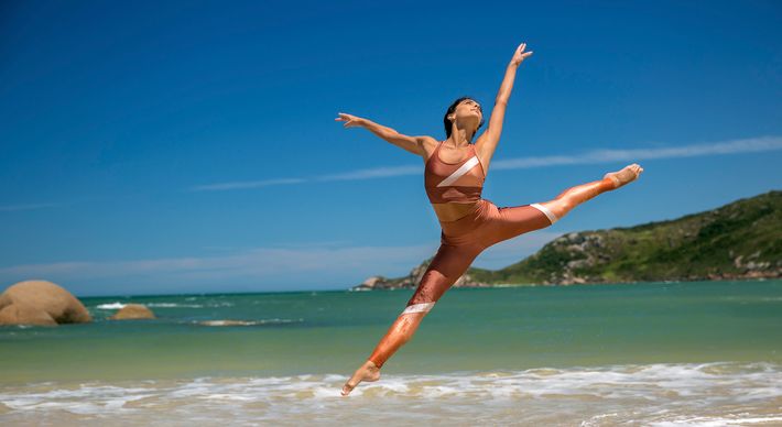 O conjunto fitness metalizado com três cores da Magia do Mar sai a R$ 238,40