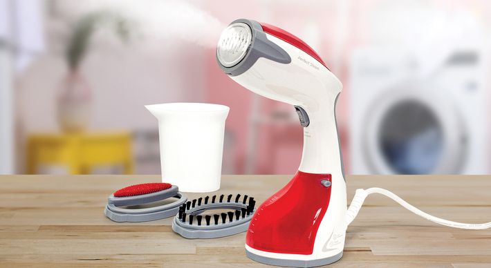 Com o vaporizador Perfect Steam B&D é possível passar as roupas diretamente no cabide. O produto sai a R$ 159,90