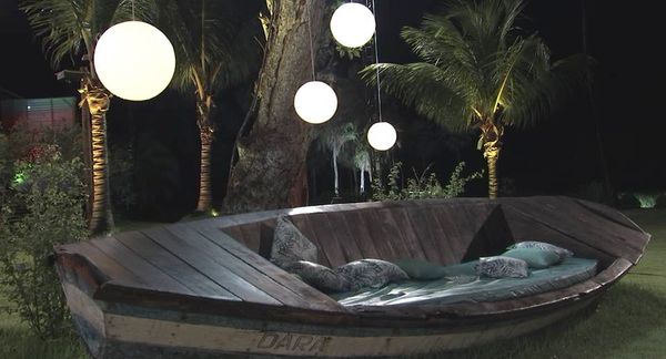Sofá barco, área externa (De Férias com o Ex, temp. 6) por MTV/ Divulgação