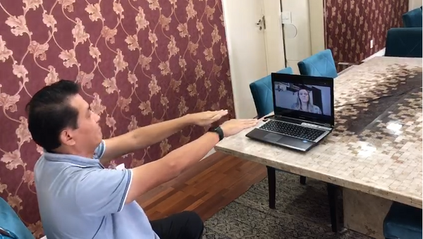 Eduardo Tanaka, que teve Covid-19, faz exercícios de fisioterapia através de videochamada