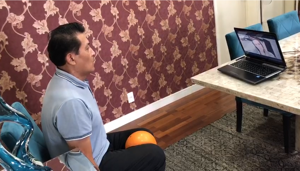 Eduardo Tanaka, que teve Covid-19, faz exercícios de fisioterapia através de videochamada