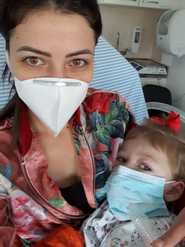 Ester e a mãe Elaine durante internação em São Paulo