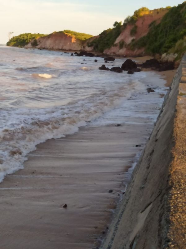 Mar avança sobre avenida na Serra por Internauta