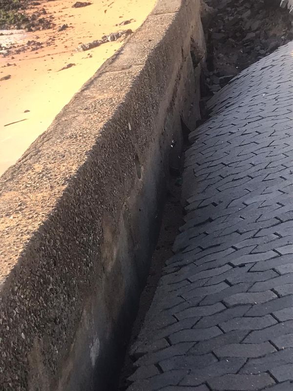 Mar avança sobre avenida na Serra por Internauta