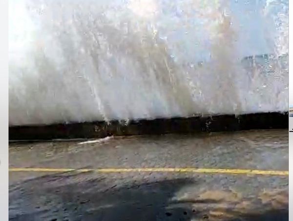 Mar avança sobre avenida na Serra por Internauta