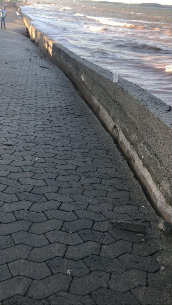 Mar avança sobre avenida na Serra por Internauta