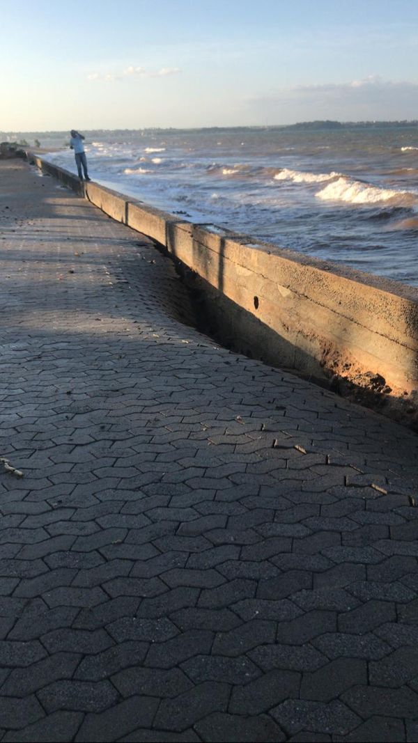 Mar avança sobre avenida na Serra por Internauta