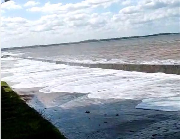 Mar avança sobre avenida na Serra por Internauta