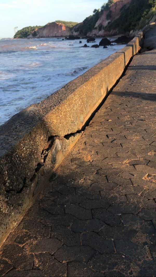Mar avança sobre avenida na Serra por Internauta
