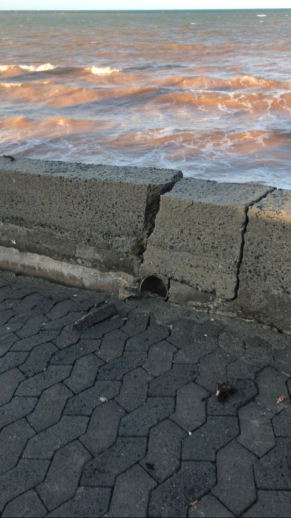 Mar avança sobre avenida na Serra por Internauta