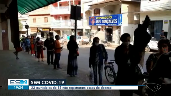 Moradores respeitando distanciamento e utilizando máscaras em fila de casa lotérica em Itarana
