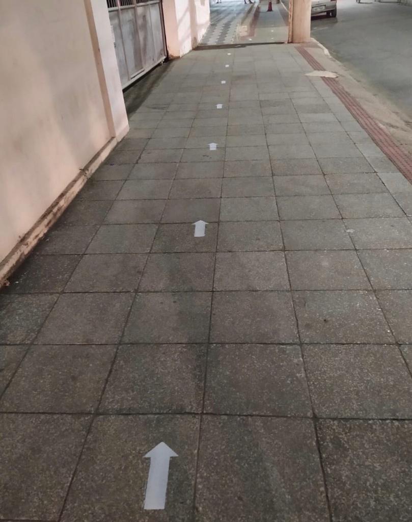 Prefeitura da Serra pinta faixas no chão para manter distanciamento social nas filas da caixa