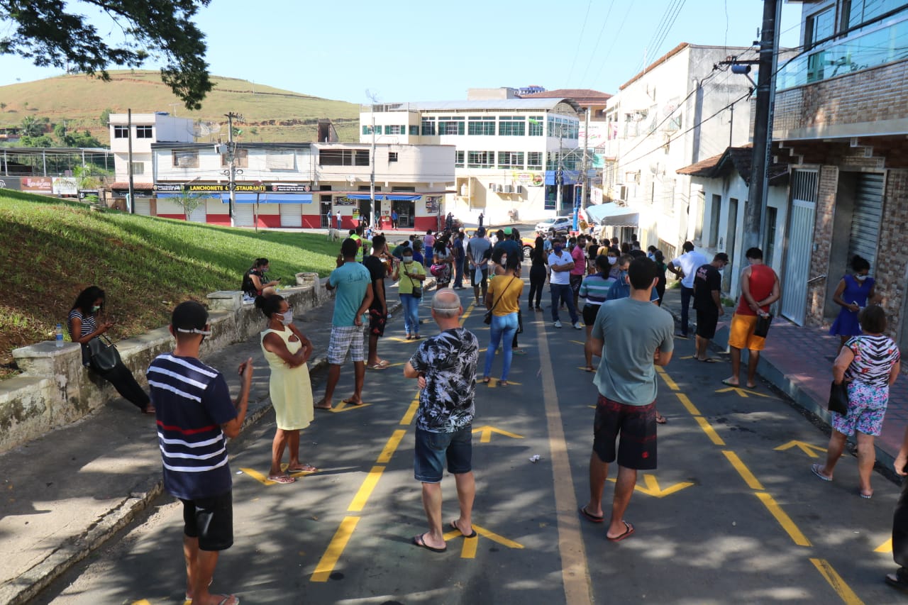 Prefeitura de Viana pinta faixas para organizar filas na caixa