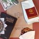 Imagem - Cafeteria lança "abraço" em forma de kit com livro, biscoito e café