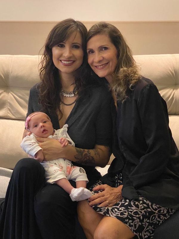 A tatuadora Kessy Borges, de 41 anos, teve a filha Martina no dia 11 de abril de 2020, em meio a pandemia. Na foto ao lado da mãe, Adenir Borges, 62 anos, a Nega Borges
