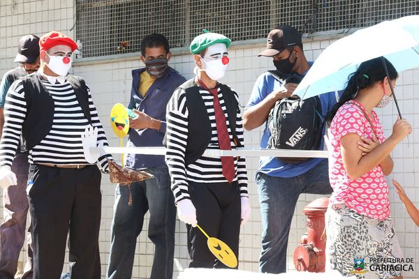 Além do distanciamento, os artistas também mostram como utilizara  máscara corretamente