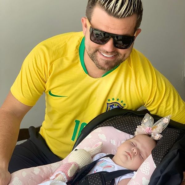 Alemão do Forró está aproveitando a quarentena para curtir a pequena Alice