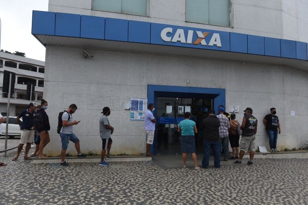 Data: 07/05/2020 - Vila Velha - Pessoas na fila da Caixa, em Jardim América, Cariacica - Editoria: Cidades Foto: Ricardo Medeiros - GZ