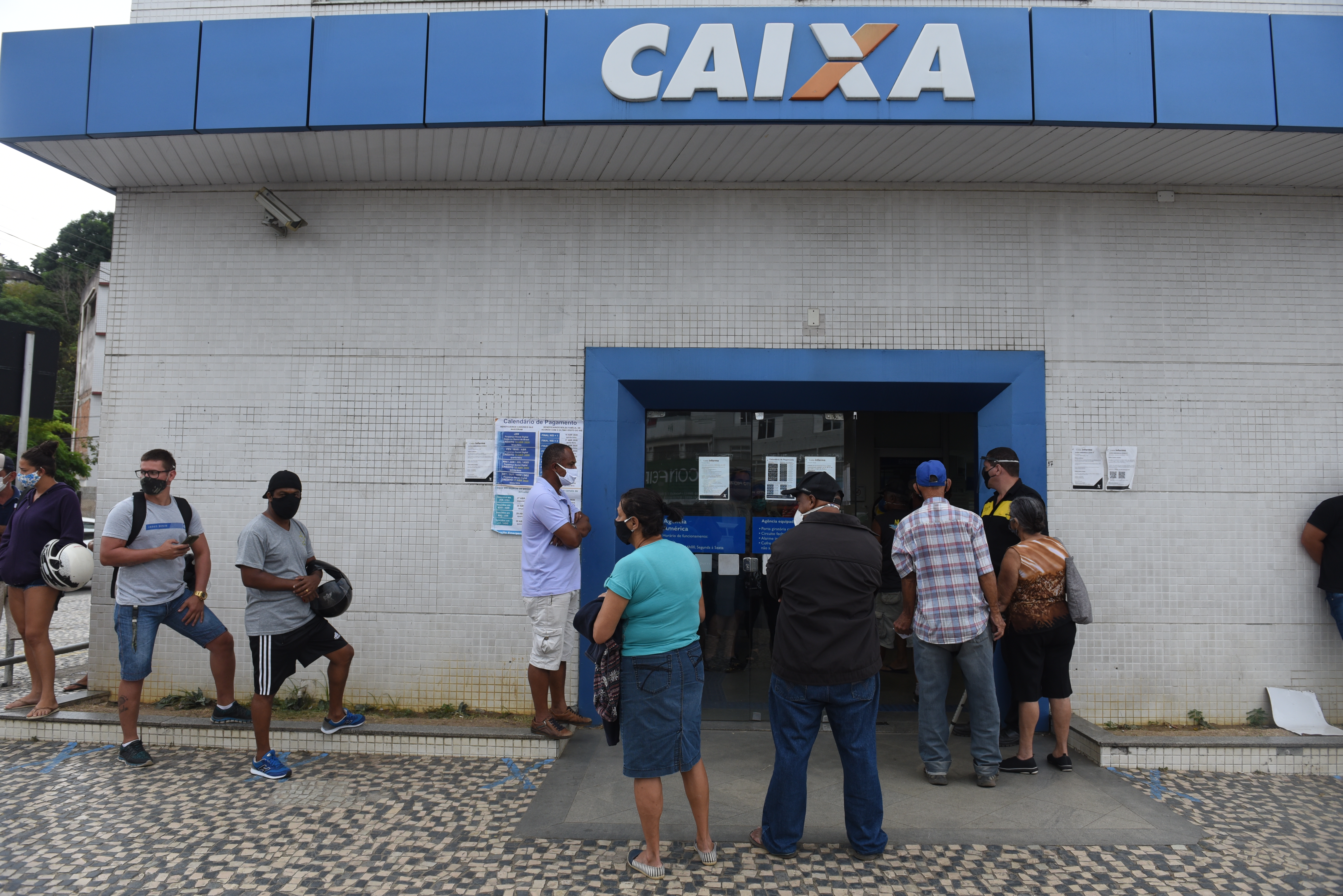 Data: 07/05/2020 - Vila Velha - Pessoas na fila da Caixa, em Jardim América, Cariacica - Editoria: Cidades Foto: Ricardo Medeiros - GZ