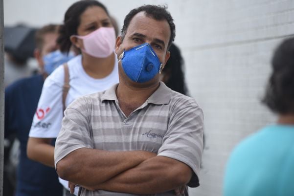  07/05/2020  - Pessoas na fila da Caixa, em Jardim América, Cariacica  por Ricardo Medeiros
