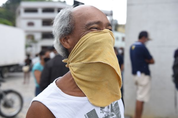 07/05/2020 - Pessoas na fila da Caixa, em Jardim América, Cariacica   por Ricardo Medeiros