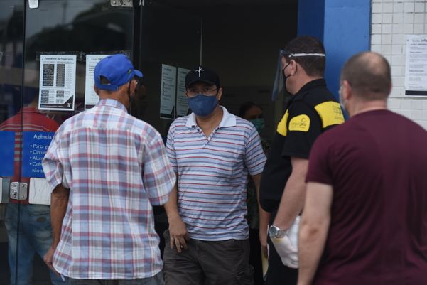  07/05/2020 -  Pessoas na fila da Caixa, em Jardim América, Cariacica   por Ricardo Medeiros