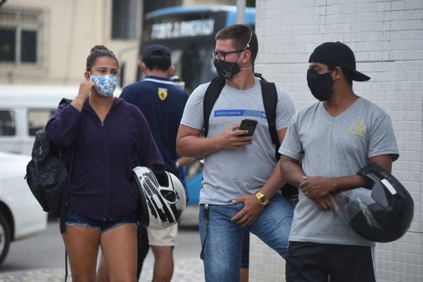  07/05/2020 - Pessoas na fila da Caixa, em Jardim América, Cariacica   por Ricardo Medeiros
