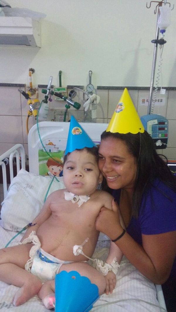 Flavinho com a mãe durante o aniversário de 5 anos do menino, comemorado no hospital