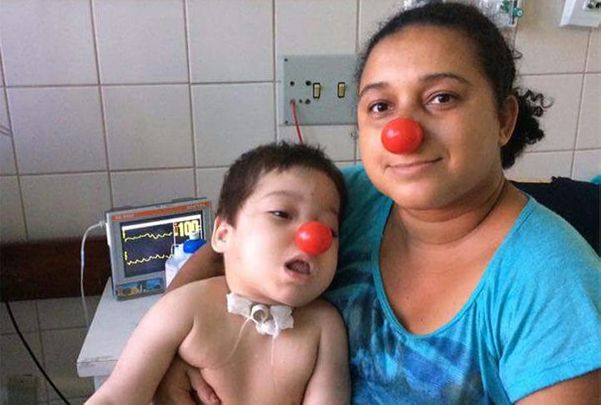 Glenda com Flavinho, durante o tempo em que morou no hospital com o filho