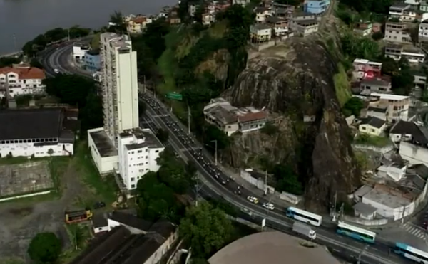 Imagens feitas pelo drone da TV Gazeta mostram o protesto dos rodoviários em Vitória