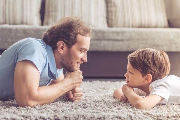 Pai conversando com filho