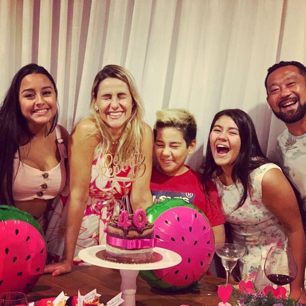 Pricila havia comemorado mais cedo com a famíla, mas ficou emocionada com a surpresa.