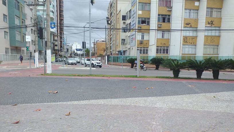 Barreiras começam a ser instaladas na orla de Vila Velha nesta sexta-feira (08)