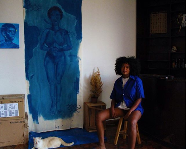 A artista Kika Carvalho tem cuidado de plantas e acendido velas pela casa