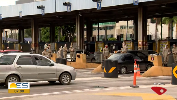 Agentes do Corpo de Bombeiros realizam entrega de um manual de primeiros socorros para pais e responsáveis evitarem acidentes domésticos com crianças