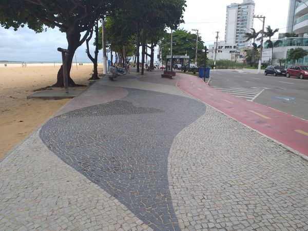 Barreiras começam a ser instaladas na orla de Vila Velha nesta sexta-feira (08)
