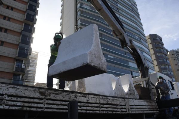 Instalação de barreiras na orla de Vila Velha para ampliação do índice de isolamento social por Carlos Alberto Silva