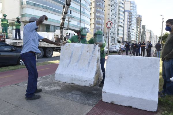 Instalação de barreiras na orla de Vila Velha para ampliação do índice de isolamento social por Carlos Alberto Silva