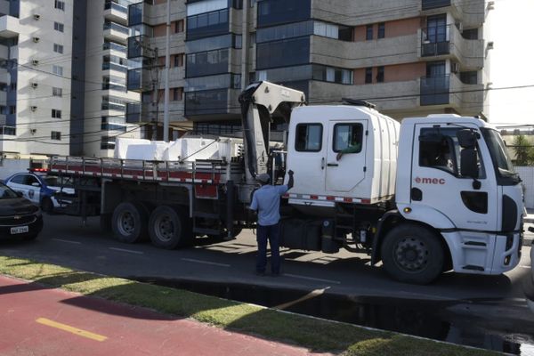 Instalação de barreiras na orla de Vila Velha para ampliação do índice de isolamento social por Carlos Alberto Silva