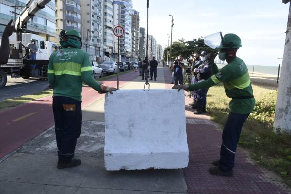 Instalação de barreiras na orla de Vila Velha para ampliação do índice de isolamento social por Carlos Alberto Silva