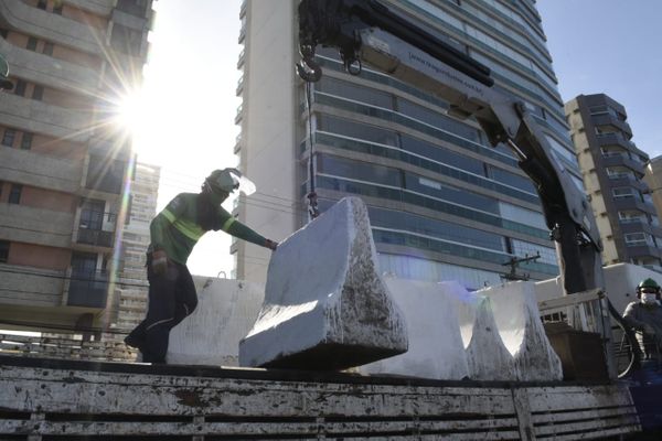Instalação de barreiras na orla de Vila Velha para ampliação do índice de isolamento social por Carlos Alberto Silva