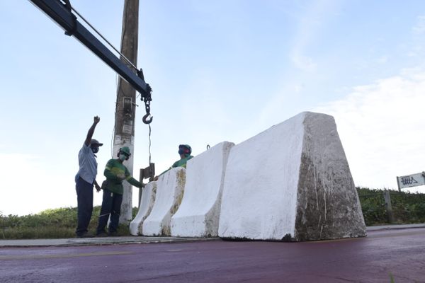 Instalação de barreiras na orla de Vila Velha para ampliação do índice de isolamento social por Carlos Alberto Silva