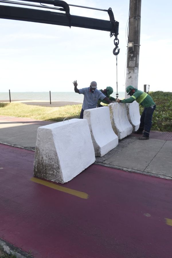 Instalação de barreiras na orla de Vila Velha para ampliação do índice de isolamento social por Carlos Alberto Silva