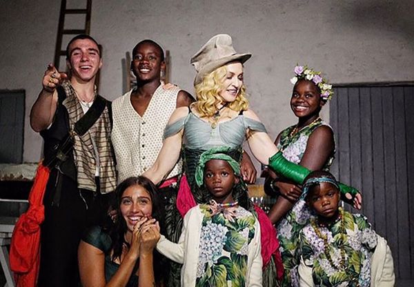 Madonna e seus filhos na celebração de seus 59 anos de idade