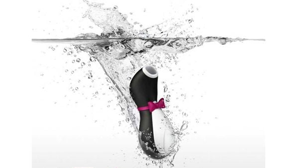 Satisfyer Penguin  Estimulador e sugador de clitóris. Bocal oco do estimulador cria um vácuo ao redor do clitóris que o suga, proporcionando sensações de vibração de pulsação em 11 níveis de intensidade. Preço: R$ 699,90 (3x de R$ 233,30). por  Divulgação/Butique Bella
