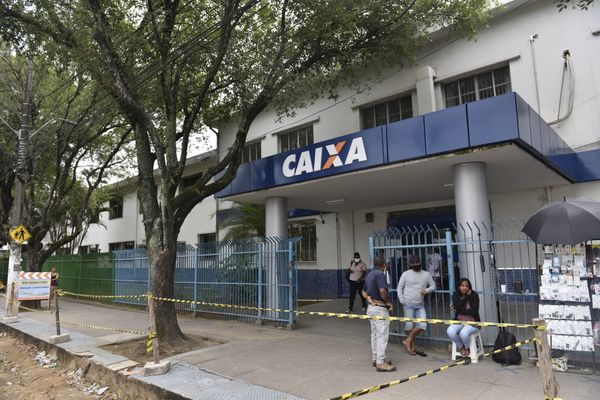 Vitória - ES - Movimentação na Caixa Econômica Federal de Jucutuquara. 