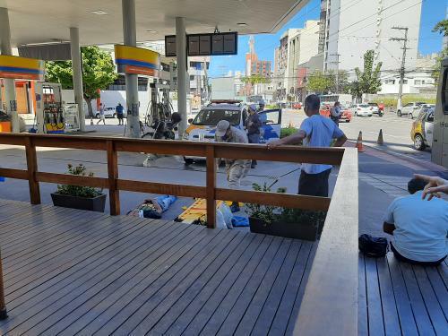 Agentes do Batalhão de Trânsito atendem vítimas do acidente com ônibus na Reta da Penha por Rosy Loureiro